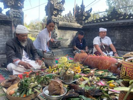 Piodal Padmasana Kantor Desa Mengening